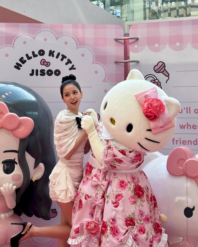 Lewat akun Instagram, Jisoo BLACKPINK membagikan foto bersama karakter favoritnya. Maskot Hello Kitty yang tampil senada memakai gaun pink bermotif floral. Foto: dok. Instagram @sooyaaa__