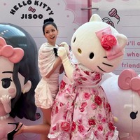 Jisoo BLACKPINK Collab Bareng Hello Kitty, Rilis Tumbler Hingga Blind Box