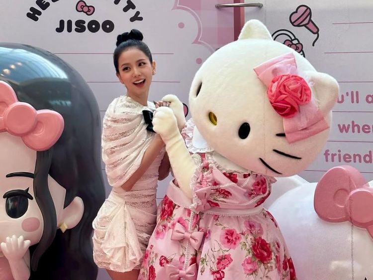 Jisoo BLACKPINK Collab Bareng Hello Kitty, Rilis Tumbler Hingga Blind Box