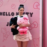 Jisoo BLACKPINK menghadiri pembukaan pop-up store yang menjual produk-produk gemas hasil kolaborasinya bersama Hello Kitty pada Rabu (14/1/2026). Foto: dok. Instagram @sooyaaa__