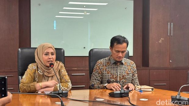 Kabag Adpim Setda Kaltim Syarifah Alawiyah menyampaikan klarifikasi soal Sultan Kukar Ing Martadipura Yang Mulia Adji Muhammad Arifin ditempatkan di kursi belakang. (Riani/detikKalimantan)