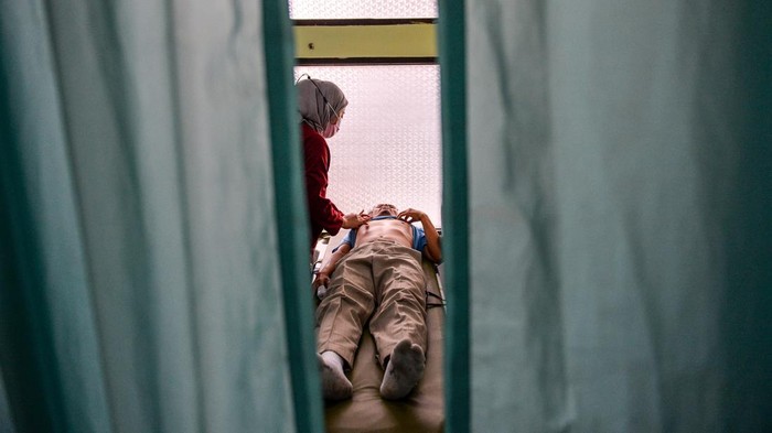 Sejumlah pasien antre untuk menjalani pemeriksaan kesehatan di Puskesmas Ibrahim Adjie, Bandung, Jawa Barat, Kamis (15/1/2026). Pemerintah Kota Bandung resmi menghadirkan layanan darurat dan persalinan selama 24 jam di Puskesmas Garuda dan Puskesmas Ibrahim Adjie sebagai upaya meningkatkan akses pelayanan kesehatan bagi masyarakat. ANTARA FOTO/Raisan Al Farisi