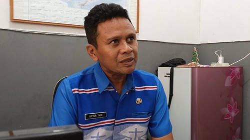 Kabid Geologi dan Air Tanah Dinas ESDM NTT, Victor Tade, saat dikonfirmasi di ruang kerjanya, Kamis (15/1/2026). (Simon Selly/detikBali)