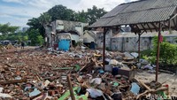 Suasana kampung tampak lengang. Aktivitas warga yang sebelumnya masih ada kini sudah tidak terlihat. Di beberapa bangunan tersisa kursi sofa, sepatu roda, serta sejumlah bagian rumah yang menjadi sasaran vandalisme.
