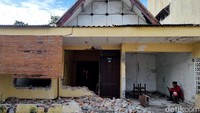 Namun hingga pukul 07.50 WIB, aktivitas pembongkaran belum dimulai dan petugas masih terlihat beristirahat.
