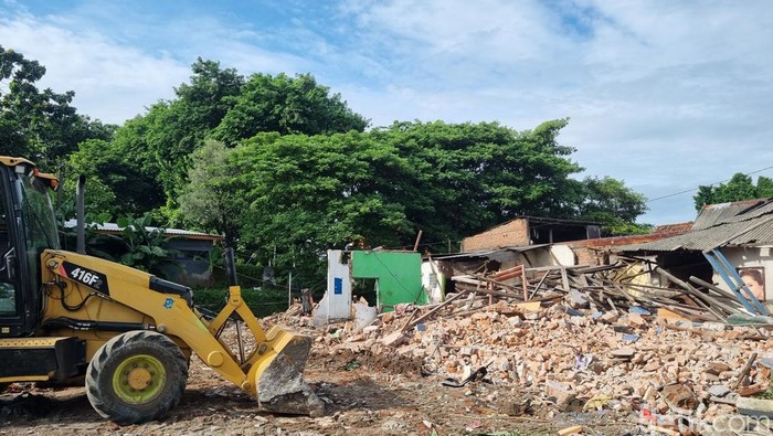 Kampung tengah jalan Ahmad Yani Surabaya mulai diratakan