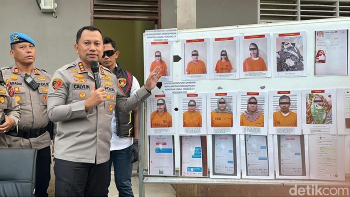 Kapolrestabes Medan Kombes Jean Calvijn saat konferensi pers perdagangan bayi. (Finta Rahyuni/detikSumut)
