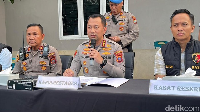 Kapolrestabes Medan Kombes Jean Calvijn Simanjuntak saat konferensi pers kasus perdagangan bayi. (Finta Rahyuni/detikSumut)
