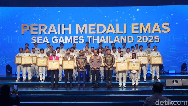 Kapolri Jenderal Listyo Sigit Prabowo beri penghargaan ke peraih medai SEA Games