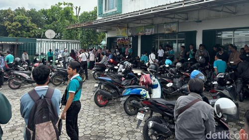 Puluhan karyawan PT JBG di Lombok Barat melakukan aksi protes, Kamis (15/01/2026).