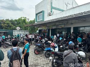 Karyawan JBG Ramai-ramai Protes Gaji Dipotong hingga di Bawah UMK