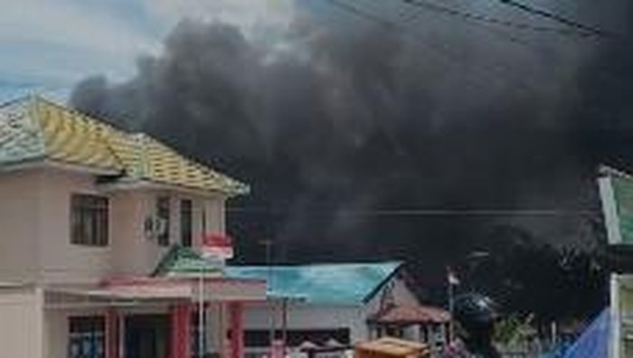 Kebakaran Hanguskan 2 Rumah di Dekat Kantor Desa Uloe Bone
