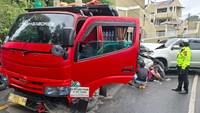 Gagal Nanjak, Truk Mundur Tabrak Fortuner hingga Ringsek di Depok