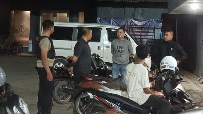 Sekuriti di Kendari menyerang tiga karyawan Rich Club dengan senjata tajam. Polisi memburu pelaku yang melarikan diri setelah penganiayaan.