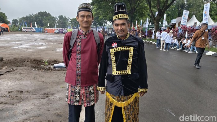 Kepala Desa Loa Duri Ilir, Fahri Arsyad, mengenakan pakaian adat Kutai Kartanegara di puncak Hari Desa Nasional, Kamis (15/1/2026)