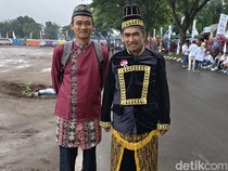Tampil Beda, Kades Asal Kaltim Pakai Baju Adat di Acara Hari Desa Nasional