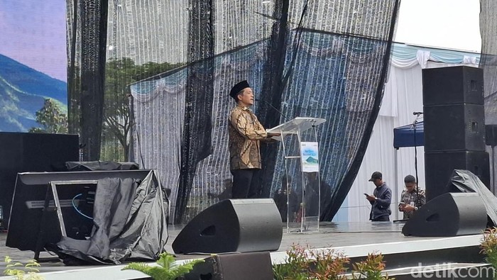 Kepala Kantor Kemenag Kab. Boyolali, H. Muhammad Miftah saat memimpin doa di puncak peringatan Hari Desa Nasional 2026.