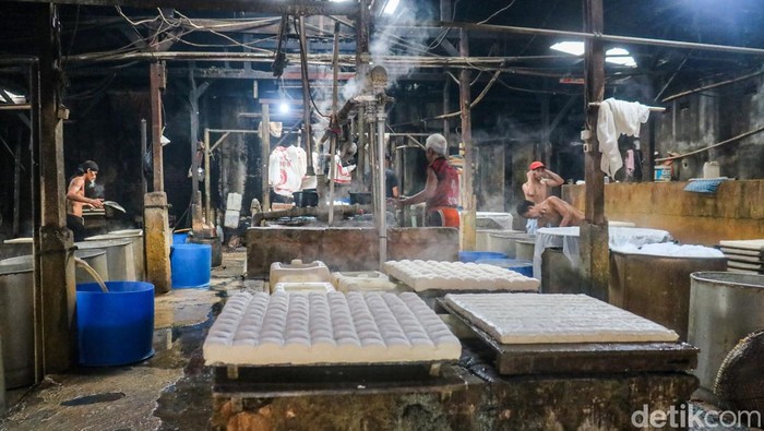 Kerja keras para perajin tahu terlihat di sebuah pabrik rumahan di Jakarta, Kamis (15/1/2026).