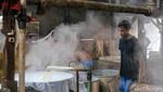 Kerja Keras Perajin Tahu Jakarta di Tengah Uap Panas