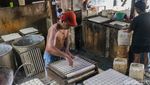 Kerja Keras Perajin Tahu Jakarta di Tengah Uap Panas