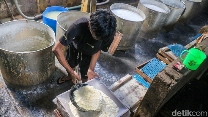 Kerja keras para perajin tahu terlihat di sebuah pabrik rumahan di Jakarta, Kamis (15/1/2026).