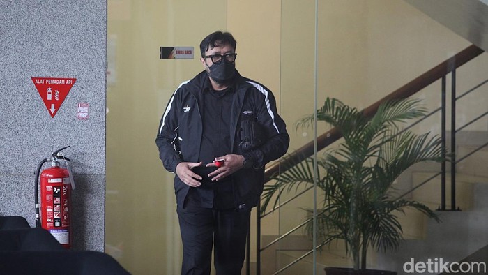 DPD PDI Perjuangan Jawa Barat (Jabar) Ono Surono menerobos kerumunan jurnalis yang memberondong dengan pertanyaan di gedung KPK, Jakarta Selatan, Kamis (15/1/2026). Ono diperiksa sebagai saksi dalam kasus suap Bupati Bekasi nonaktif Ade Kuswara Kunang.