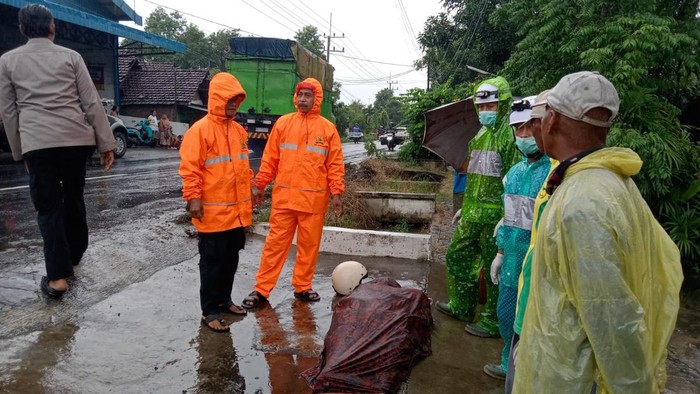 Pemotor Asal Ngawi Tewas Tertabrak Truk di Jombang