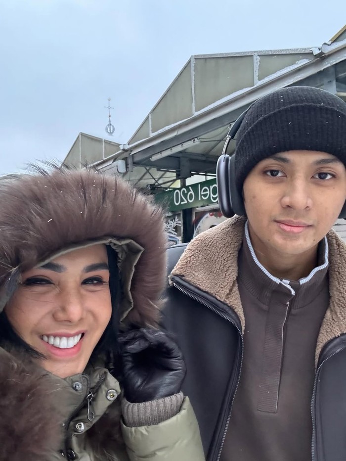 Liburan Yuni Shara di Barcelona