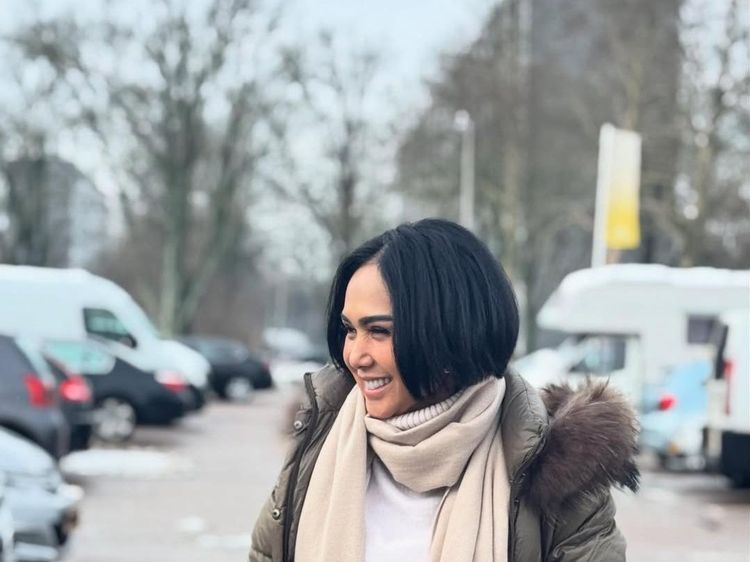 Senyum Manis Yuni Shara Liburan ke Barcelona Bareng Putranya