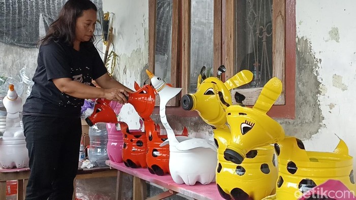 Limbah Galon Diubah Jadi Pot Bunga Karakter Unik