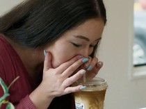 Aneh Tapi Nyata, Wanita Ini Makan Steak hingga Omelet Lewat Hidung