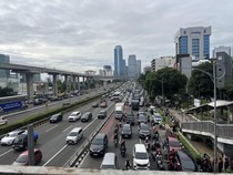 Massa Demo Buruh Bubar dari Depan Kemnaker, Jalan Gatsu Arah Cawang Padat