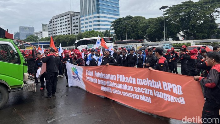 Massa Demo Buruh Mulai Merapat ke Depan DPR, Lalin Masih Lancar