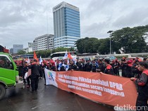 Massa Demo Buruh Mulai Merapat ke Depan DPR, Lalin Masih Lancar