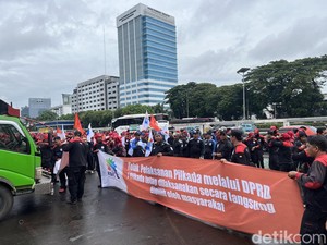 Massa Demo Buruh Mulai Merapat ke Depan DPR, Lalin Masih Lancar