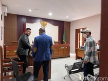 Mediasi Gugatan Anak Biologis, Denada Tolak Ganti Rugi