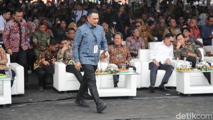 Menteri Desa dan Pembangunan Daerah Tertinggal Yandri Susanto menyerahkan penghargaan korporasi kepada sejumlah perusahaan dalam puncak peringatan Hari Desa Nasional 2026 di Boyolali, Jawa Tengah, Kamis (15/1/2026). Penghargaan diberikan kepada PT Bank Rakyat Indonesia (Persero) Tbk, PT Bank Negara Indonesia (Persero) Tbk, PT Bank Mandiri (Persero) Tbk, PT Bank Syariah Indonesia Tbk, atas kontribusi nyata dalam mendukung pemberdayaan masyarakat desa di berbagai daerah.