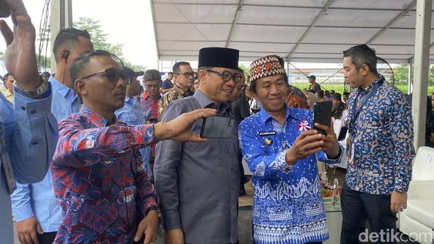 Mendes Yandri Mendes PDT, Yandri diajak berfoto para peserta di Acara Hari Desa Nasional, di Lapangam Butuh, Kecamatan Mojosongo, Kabupaten Boyolali, Kamus (15/1/2026).