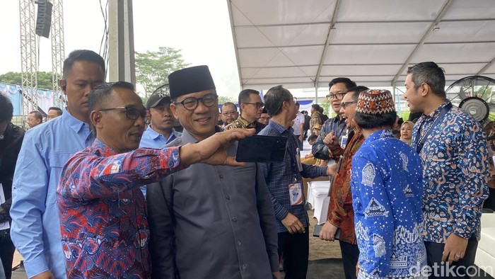 Mendes PDT, Yandri diajak berfoto para peserta di Acara Hari Desa Nasional, di Lapangam Butuh, Kecamatan Mojosongo, Kabupaten Boyolali, Kamus (15/1/2026).