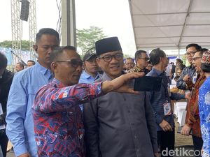 Mendes Sapa Peserta Peringatan Hari Desa Nasional 2026, Kades Antre Ajak Selfie