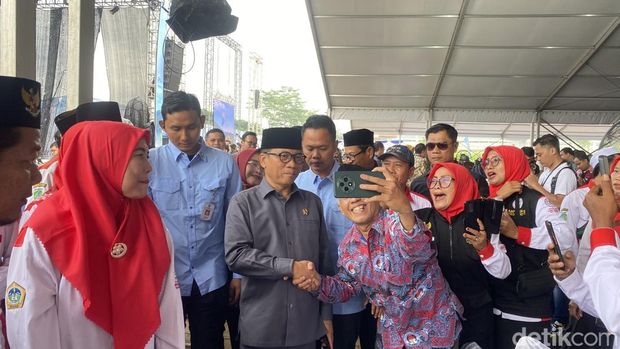 Mendes Yandri Mendes PDT, Yandri diajak berfoto para peserta di Acara Hari Desa Nasional, di Lapangam Butuh, Kecamatan Mojosongo, Kabupaten Boyolali, Kamus (15/1/2026).