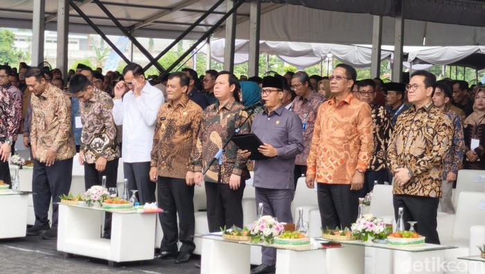 Mendes PDT, Yandri Susanto, saat memimpin pembacaan Deklarasi Boyolali di acara puncak peringatan Hari Desa Nasional 2026.