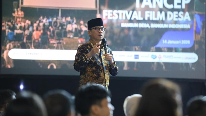 Mendes Yandri Susanto Menteri Desa dan Pembangunan Daerah Tertinggal (Mendes PDT), Yandri Susanto dan Wakil Mendes PDT, Ahmad Riza Patria menghadiri Layar Tancep Festival Film Desa.
