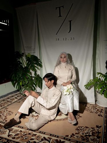 Viral! Pasangan ini pilih menikah sederhana di KUA. Meski tanpa pesta mewah, potret estetis dan busana elegan mereka sukses tuai pujian dari netizen.