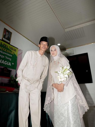 Viral! Pasangan ini pilih menikah sederhana di KUA. Meski tanpa pesta mewah, potret estetis dan busana elegan mereka sukses tuai pujian dari netizen.