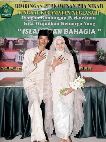 Viral! Pasangan ini pilih menikah sederhana di KUA. Meski tanpa pesta mewah, potret estetis dan busana elegan mereka sukses tuai pujian dari netizen.