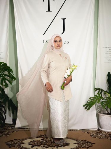 Viral! Pasangan ini pilih menikah sederhana di KUA. Meski tanpa pesta mewah, potret estetis dan busana elegan mereka sukses tuai pujian dari netizen.