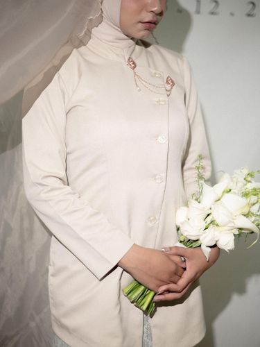 Viral! Pasangan ini pilih menikah sederhana di KUA. Meski tanpa pesta mewah, potret estetis dan busana elegan mereka sukses tuai pujian dari netizen.