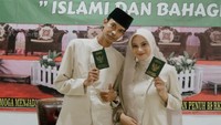 Viral Menikah di KUA Tanpa Resepsi, Foto Estetik Pasangan Ini Bikin Salfok