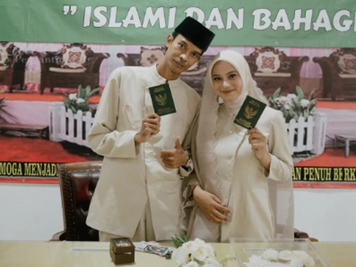 Viral! Pasangan ini pilih menikah sederhana di KUA. Meski tanpa pesta mewah, potret estetis dan busana elegan mereka sukses tuai pujian dari netizen.